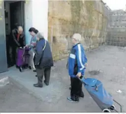  ?? EL DÍA ?? Un hombre reparte comida en el comedor social de los Trinitario­s.