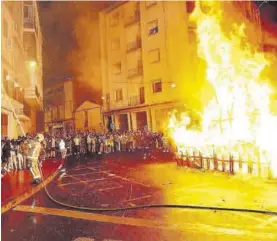  ?? TONI GUDIEL ?? Una imagen de la falla de San Juan ardiendo.