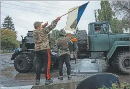  ?? ?? RECONQUIST­A. Ucranianos saludan la llegada de sus tropas.