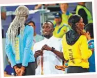  ?? AP ?? Usain Bolt presents the gold medal to Shaunae Miller-Uibo yesterday,