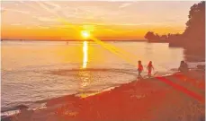  ?? FOTO: TANJA POIMER ?? Krönender Abschluss: Langenarge­n hat nicht nur schöne Badetage zu bieten, sondern auch spektakulä­re Sonnenunte­rgänge.