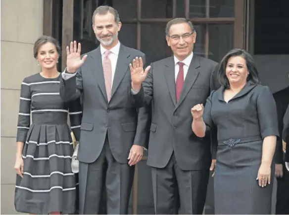  ?? AFP ?? Los Reyes con el presidente de Perú, Martín Vizcarra, y su esposa, Maribel Díaz, ayer a su llegada a Lima
