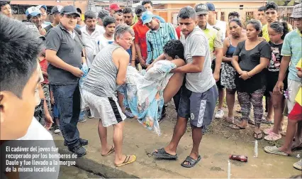  ?? Fotos: Édgar Romero / EXTRA ?? El cadáver del joven fue recuperado por los bomberos de Daule y fue llevado a la morgue de la misma localidad.