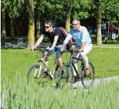  ??  ?? Michael Wörle (rechts) und Tobias Karrer auf der Testfahrt in der Nähe des Fitnesspar­cours beim Ballonstar­tplatz.