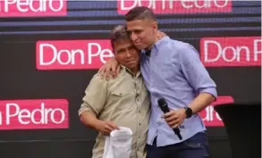  ?? CORTESÍA ?? Anthony Contreras (derecha), junto a su padre del mismo nombre. El futbolista será la imagen de la empresa Don Pedro.