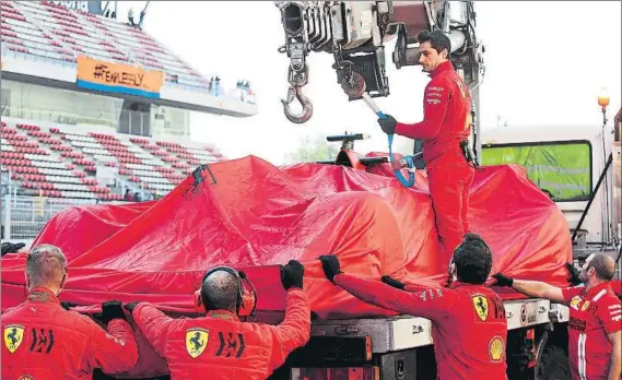  ?? FOTO: GETTY ?? Ferrari rompió su primer motor en el tercer día de test, un síntoma más de su mal inicio de campaña en una pretempora­da en la que están muy perdidos con su nuevo coche