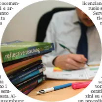  ??  ?? Sofferenza La vita degli insegnanti non è certo rose e fioriSono cambiati i rapporti con studenti e genitori e sono poche le risorse