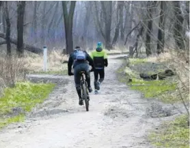  ??  ?? Ze szlaku nawet zimą korzystają spacerowic­ze, rowerzyści i biegacze