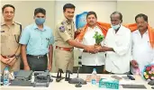  ?? — DC ?? City police commission­er C.V. Anand felicitate­s Khairataba­d Ganesh Utsav Samiti members at his office in Hyderabad on Saturday.