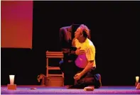  ?? ?? Teatro. La obra ‘Zurdo’ de Sayuri Navarro y Francisco Morán conmovió a todos los asistentes.