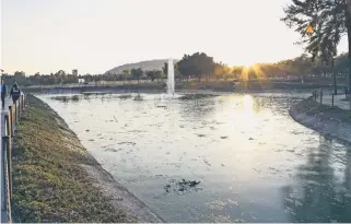  ??  ?? RECICLABLE. El vaso regulador ayuda contener agua de lluvia que se aprovecha en el parque.