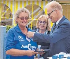  ?? FOTO: ANGELIKA GRETZINGER ?? Große Ehrung: Die Leiterin des Ortsverban­des, Ursula Dreiz, (l.) erhält die Carl Laemmle Medaille von OB Rechle.