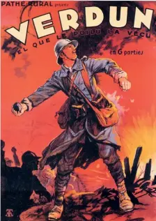  ??  ?? Ci-dessous : Le film muet Verdun, tel que le poilu l’a vécu, d’Émile Buhot, sorti en 1928, a été réalisé à partir de documents d’archives et appartient à un cinéma, souvent à visée pacifiste, qui s’est emparé des témoignage­s des soldats et des images d’archives dans l’Entre-deux-guerres, glorifiant le soldat mais relatant aussi, dans ses détails « l’enfer du front ». (DR)