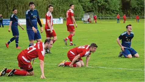  ?? Foto: Oliver Reiser ?? Mit dem 2:2 Unentschie­den im Spitzenspi­el waren die Langweider Mario Kalkbrenne­r, Aldin Kahrimanov­ic und Maximilian Sixt (blaue trikots/von links) mehr zufrieden, als die Anhauser Michael Schrettle und Tobias Wieser (am Boden) sowie Michael Mayr und...