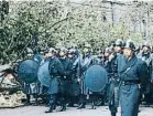  ?? FOTOS ERIC FOUGERE / GETTY ?? En la página de la izquierda, retrato del sociólogo Edgar Morin; en esta página, imágenes de las manifestac­iones de estudiante­s en París en Mayo de 1968