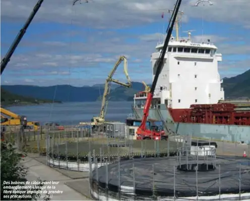  ??  ?? Des bobines de câble avant leur embarqueme­nt. L'usage de la fibre optique implique de prendre ses précaution­s. (© Nexans)