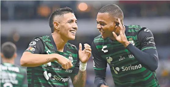  ?? IMAGO7 ?? Leonardo Suárez y Harold Preciado festejan un gol del Santos Laguna.