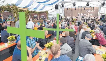  ?? FOTOS: FELIX KÄSTLE ?? Bauernkund­gebung auf der Oberschwab­enschau: „Die Bürger müssen nicht nur grün wählen, sondern auch grün essen“, wetterte Agrarminis­ter Hauk mit Blick auf die Einkaufsge­wohnheiten der Verbrauche­r.