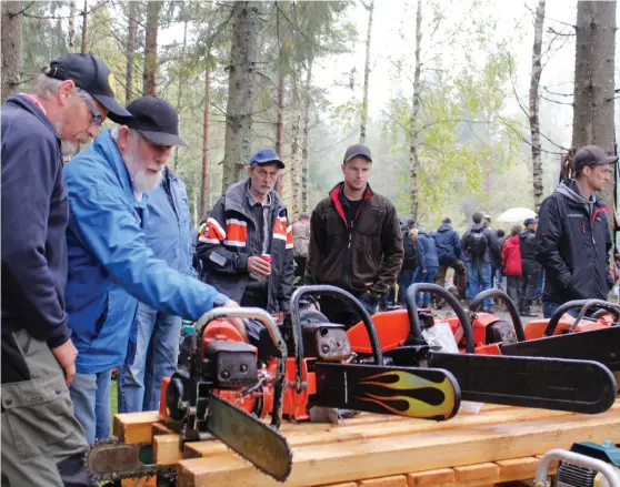  ?? Bild: MATILDA SÄDÅS ?? NYFIKNA. Många besökare ville ta del av den samling motorsågar som fanns på området under Skogens veteraner i Dalskog.