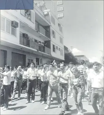  ??  ?? Durante los 5 años de clausura, la ciudadanía se manifestó frente al local de ABC para reclamar su reapertura.