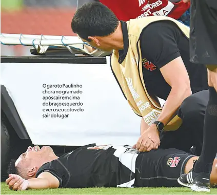  ?? AFP PHOTO / DOUGLAS MAGNO ?? O garoto Paulinho chora no gramado após cair em cima do braço esquerdo e ver o seu cotovelo sair do lugar