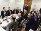  ?? Ansa ?? I raid in diretta Trump nella situation room: si nota Bannon dietro di lui e Jared Kushner, marito della figlia del presidente Ivanka. Obama segue il blitz contro Bin Laden ad Abbottabad nel 2011