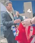  ??  ?? Simeone. firmando una camiseta.