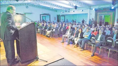  ??  ?? Alberto Acosta Garbarino, durante la conferenci­a organizada por Dende, anoche en el Carmelitas Center.