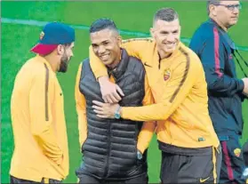  ?? FOTO: EFE ?? Dzeko y Juan Jesus, ayer en Anfield Hoy la Roma afronta la ida contra el Liverpool