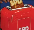  ?? Foto: dpa ?? Ein SPD Toaster für Kevin Kühnerts Leis tung. Ein kleiner roter Schulzug war si cher nicht mehr auf Lager.