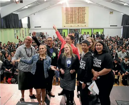  ?? KYMBERLEE FERNANDES/STUFF ?? Manurewa candidates and students at Manurewa High School. From right, Sally Pritchard and John Chen.