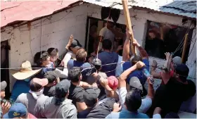  ?? ?? VECINOS detuvieron a los agresores de Camila el jueves en Taxco, Guerrero.