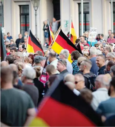  ?? Foto: imago/Christian Mang ?? Rund 1300 Hooligans, AfD-Anhänger und Fürspreche­r der Neuen Rechten laufen durch Köthen.