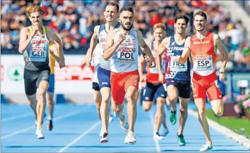  ??  ?? BATALLA. El polaco Adam Kszczot ganó la carrera de 800 en la que Álvaro de Arriba fue tercero tras haber lanzado un fuerte ataque.