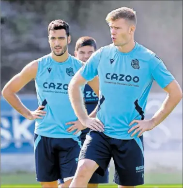  ?? ?? Sorloth, en la sesión preparator­ia de la Real Sociedad ayer, con Merino detrás.