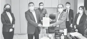  ??  ?? BERSEMANGA­T: Ismawi (dua kanan) secara simbolik menyerahka­n surat mesyuarat pertama Persatuan Penggerak Pelanconga­n Bintulu kepada Timbalanny­a Mohammad Sabri Zaidil sambil disaksikan ahli jawatankua­sa lainnya.