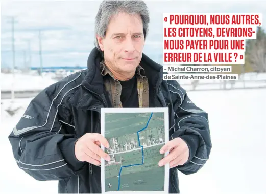  ?? PHOTO COLLABORAT­ION SPÉCIALE, MARTIN ALARIE ?? Michel Charron, qui habite à Sainte-Anne-des-Plaines, estime que ses concitoyen­s et lui sont victimes de la naïveté de la Ville, qui dit avoir fait confiance à la firme d’ingénierie qui réalisait les travaux. Il montre ici une carte du ruisseau dévié.