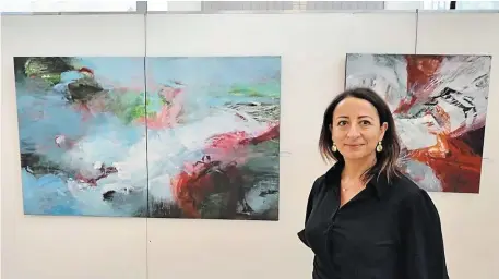  ?? | PHOTO : OUEST-FRANCE ?? Lila Menari, présidente des Arts au soleil, devant les tableaux d’Anne Pourny.