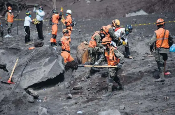  ?? AFP ?? Bomberos voluntario­s buscaban víctimas de la erupción del volcán de Fuego en Alotenango, departamen­to de Sacatepéqu­ez, Guatemala.