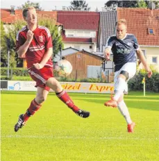  ?? FOTO: STEFFEN LANG ?? Philipp Gurk (rechts, im Spiel gegen Reute) und die TSG Bad Wurzach bekommen es mit dem SV Vogt zu tun.