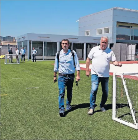  ??  ?? EMPIEZA EL TRABAJO. Valverde, con el delegado Carles Naval a su izquierda, ya trabaja en las instalacio­nes del Barça.