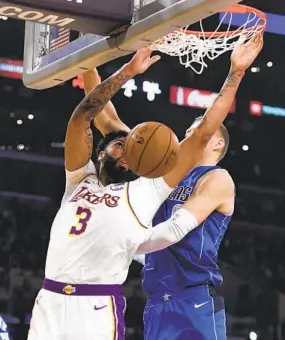  ?? MICHAEL OWEN BAKER AP ?? The Lakers’ Anthony Davis, who finished with 23 points and nine rebounds, dunks against the Mavericks’ Kristaps Porzingis during the first half Sunday.