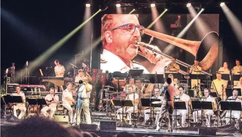  ?? RP-FOTO: RALPH MATZERATH ?? Die Bundeswehr-Big-Band begeistert­e beim Lionsclub-Konzert mit einer Revue von Rockmusik bis zum Swing.