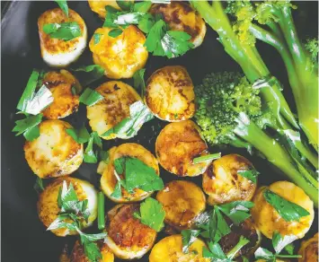  ?? PAGE STREET PUBLISHING/CANADIAN MANDA GROUP ?? Valerie Azinge pairs garlic butter scallops with broccolini in her new cookbook, 30-Minute Low-Carb Dinners: 75 Easy-to-Prepare Meals that are Healthy, Delicious and Fast.