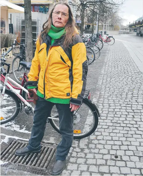  ?? FOTO: KERSTIN GUSTAFSSON ?? BESTULEN. Katinka Siepen har tröttnat på cykeltjuva­rna. Hon har blivit av med två cyklar på två månader och är nu inne på sin tredje hoj. Under 2016 stals 386 cyklar i Järva. Hittills i år har 59 cyklar anmälts stulna.