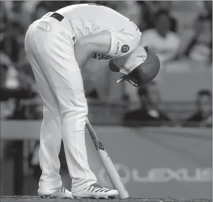  ?? Luis Sinco Los Angeles Times ?? ENRIQUE HERNANDEZ doubles over in pain after suffering an injury during a swing in the fourth inning. Hernandez, who was batting .375 in his previous 18 games before Wednesday, left after the inning with what the Dodgers described as “left hand soreness.”