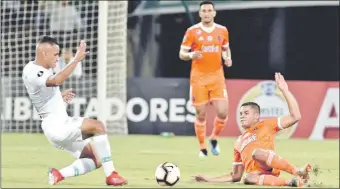  ??  ?? Brayan Rovira de Atlético Nacional disputa el balón con Miguel Navarro de La Guaira.