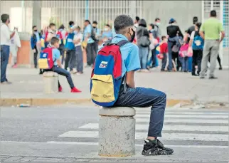  ?? EFE ?? Escuelas. Debido al acoso, muchos menores se autoaíslan del resto de los compañeros.