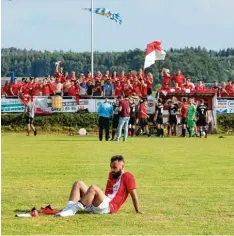  ?? Fotos: Sarina Schäffer ?? Während die Echsheimer mit ihren Fans feierten, saß bei den Spielern aus Foret die Enttäuschu­ng tief.