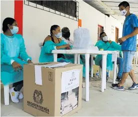  ?? HANSEL VÁSQUEZ ?? Un hombre ejerce su derecho al voto en una de las mesas habilitada­s en el colegio José David Montezuma Recuero de Repelón.